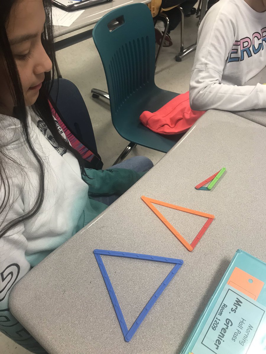 Evansgrade5's tweet image. Having fun in math making 2-D shapes with our shape-a-gons!  Thank you @susielynnj! #magnoliamath