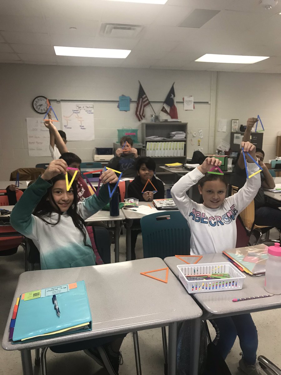 Evansgrade5's tweet image. Having fun in math making 2-D shapes with our shape-a-gons!  Thank you @susielynnj! #magnoliamath