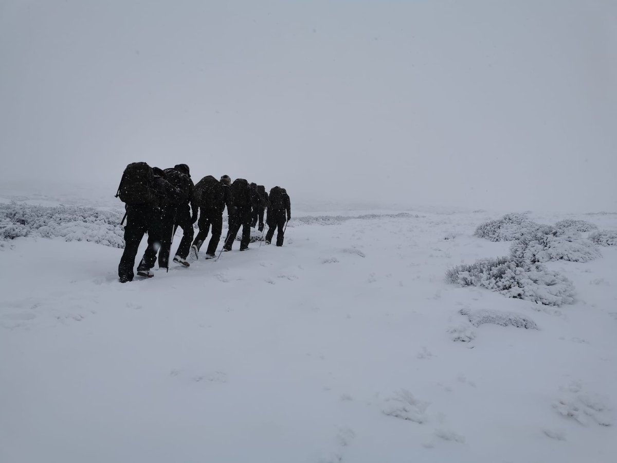 Antartica_ET's tweet photo. Jornada de aclimatación a la #nieve de nuestros #Ingenieros en la Sierra de #Béjar (#Salamanca).  #Yaquedamenos para salir hacia el continente helado. #Antártida #menos15bajo0 #calvitero @EjercitoTierra 🐧🐧 https://t.co/fXnsLK4836