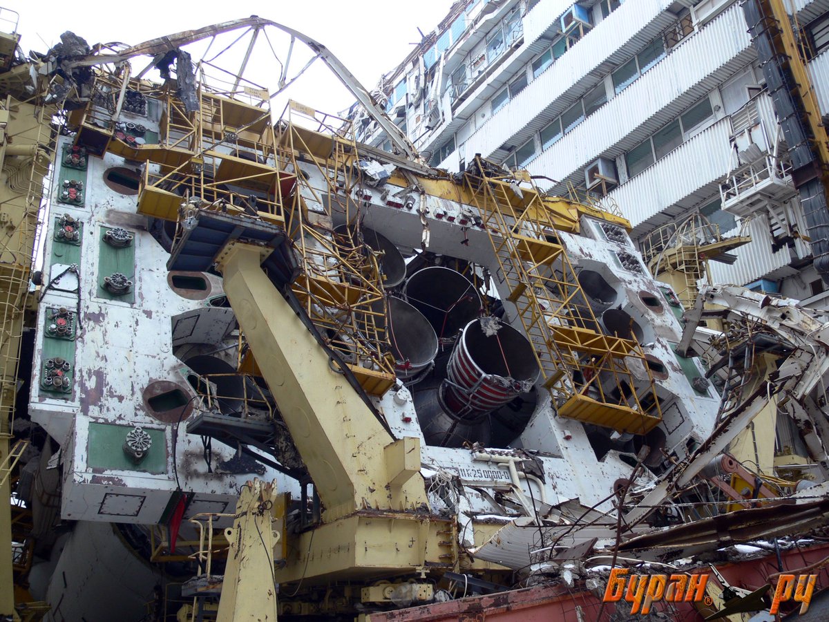 Ce qui devait arriver arriva. Le hangar de la navette s'effondra en mai 2002, détruisant à tout jamais la seule navette Buran ayant jamais volée dans l'espace.Buran, désormais les ailes brisée, fut démontée et mis en décharge, détruisant tout espoir de la revoir un jour.