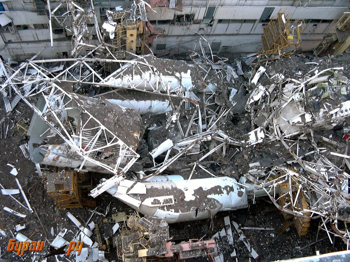 Ce qui devait arriver arriva. Le hangar de la navette s'effondra en mai 2002, détruisant à tout jamais la seule navette Buran ayant jamais volée dans l'espace.Buran, désormais les ailes brisée, fut démontée et mis en décharge, détruisant tout espoir de la revoir un jour.