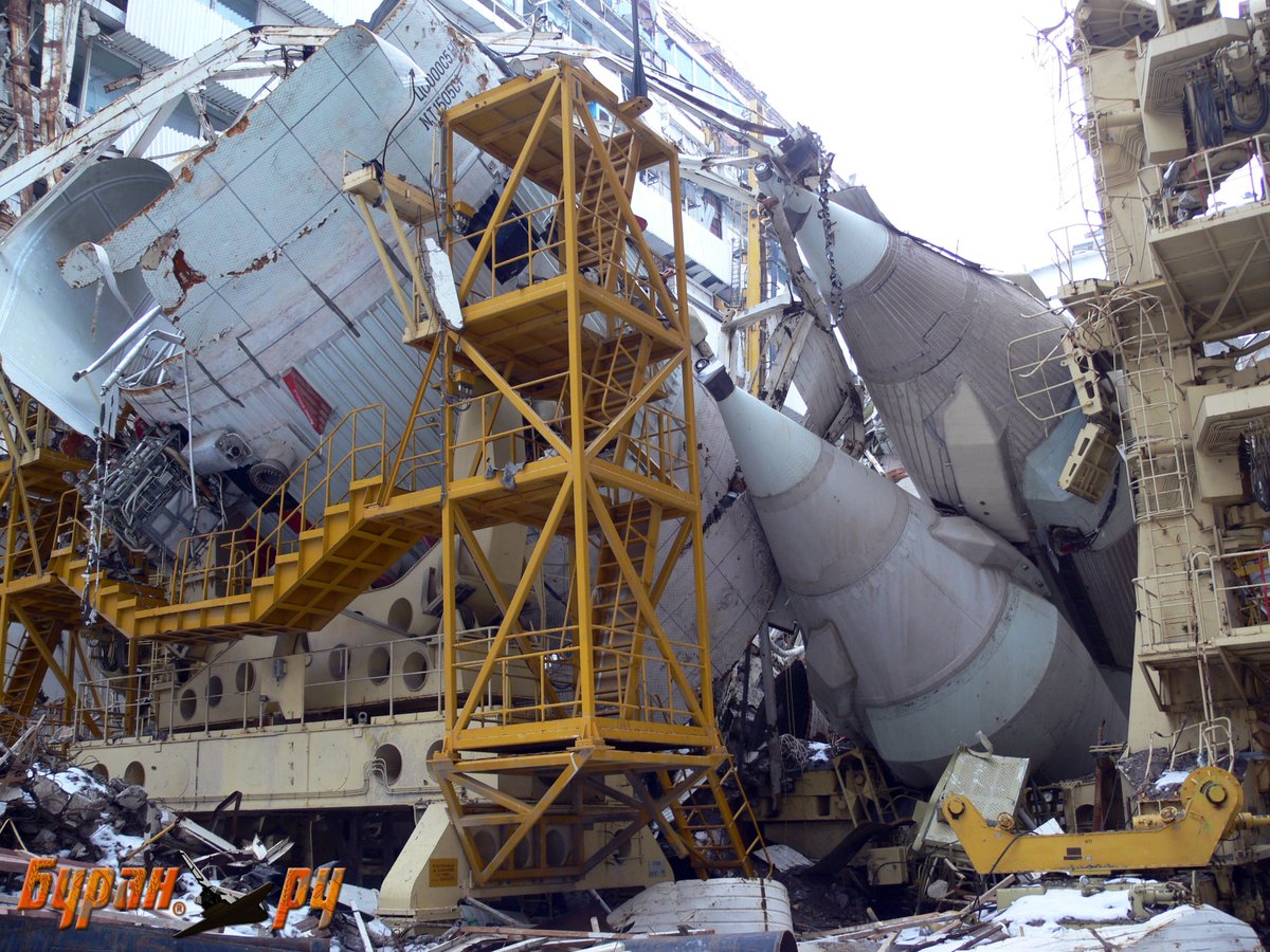 Ce qui devait arriver arriva. Le hangar de la navette s'effondra en mai 2002, détruisant à tout jamais la seule navette Buran ayant jamais volée dans l'espace.Buran, désormais les ailes brisée, fut démontée et mis en décharge, détruisant tout espoir de la revoir un jour.