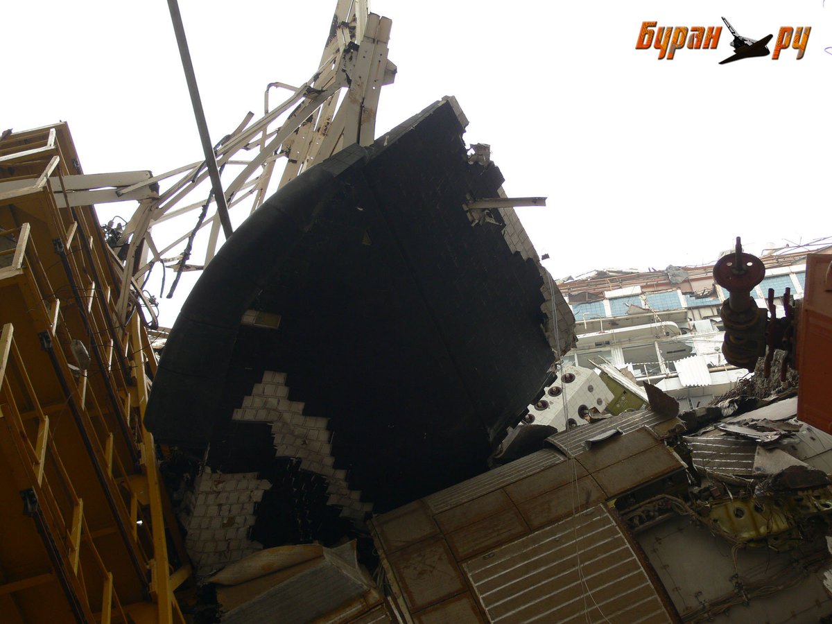 Ce qui devait arriver arriva. Le hangar de la navette s'effondra en mai 2002, détruisant à tout jamais la seule navette Buran ayant jamais volée dans l'espace.Buran, désormais les ailes brisée, fut démontée et mis en décharge, détruisant tout espoir de la revoir un jour.