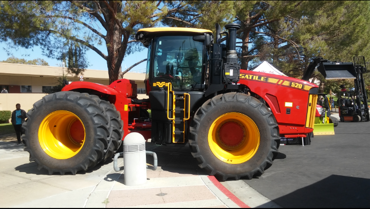 KayleeW80556602's tweet photo. There were numrerous tractors and other large Ag-related vehicles set up behind the Ag Festival. It was a unique experience to be able to see these large vehicles in person!
#Popupnewsroom #JRNLB1 #Bakersfield https://t.co/bBWnpCaiHz