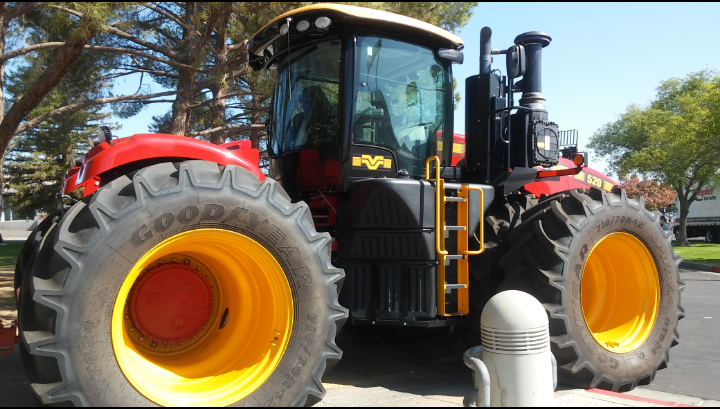 KayleeW80556602's tweet photo. There were numrerous tractors and other large Ag-related vehicles set up behind the Ag Festival. It was a unique experience to be able to see these large vehicles in person!
#Popupnewsroom #JRNLB1 #Bakersfield https://t.co/bBWnpCaiHz