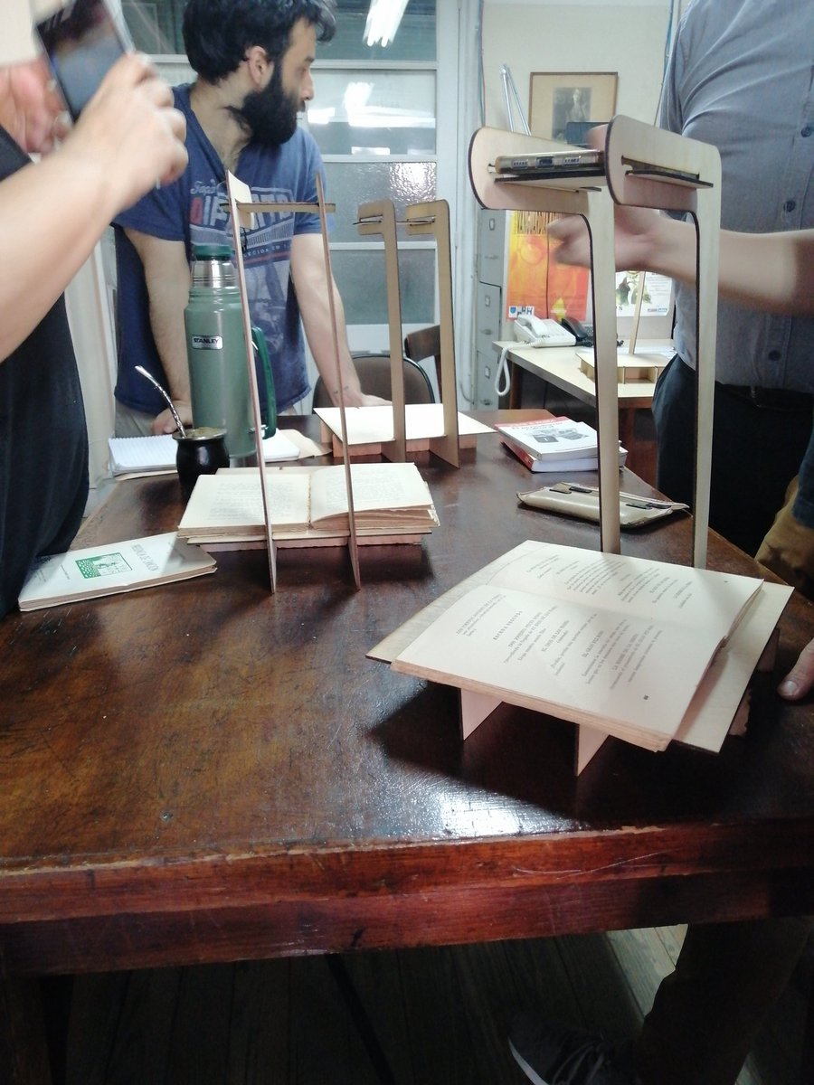 Autores.uy tweet media