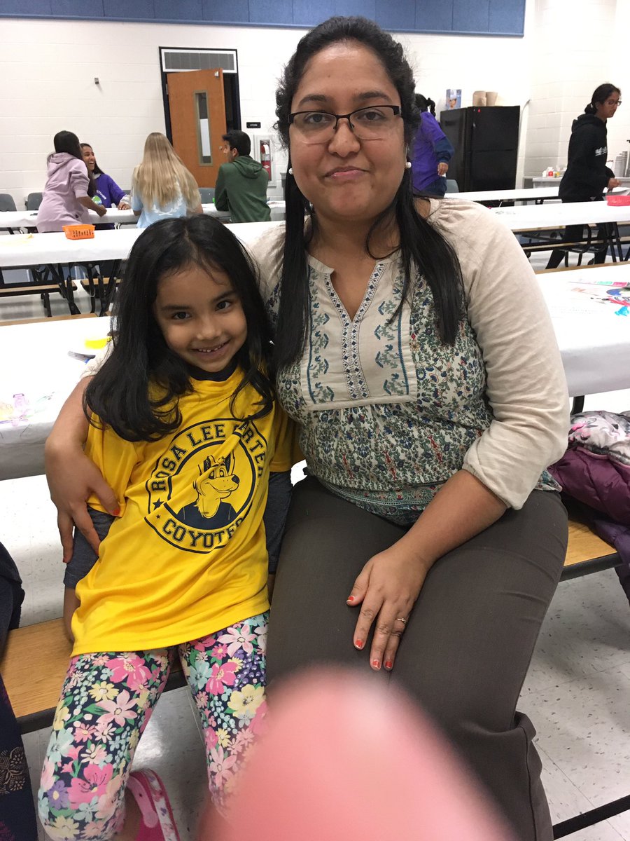 ms_ozl's tweet photo. Enjoying delicious treats at Bilingual Night!@RLCPrincipal https://t.co/RcB8ATNPhS