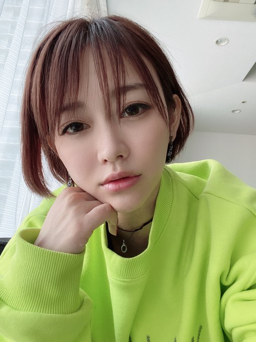 せっかく帰ってきたのにネコが一緒に写真撮ってくれないから寝る。 2時間くらいで起きてメッセ行かねば💪 https://t.co/1NQla9LMbZ<a href="/tag/%E3%81%8A%E3%81%86%E3%81%A1%E6%99%82%E9%96%93"class="tags"><span>#おうち時間</span></a>