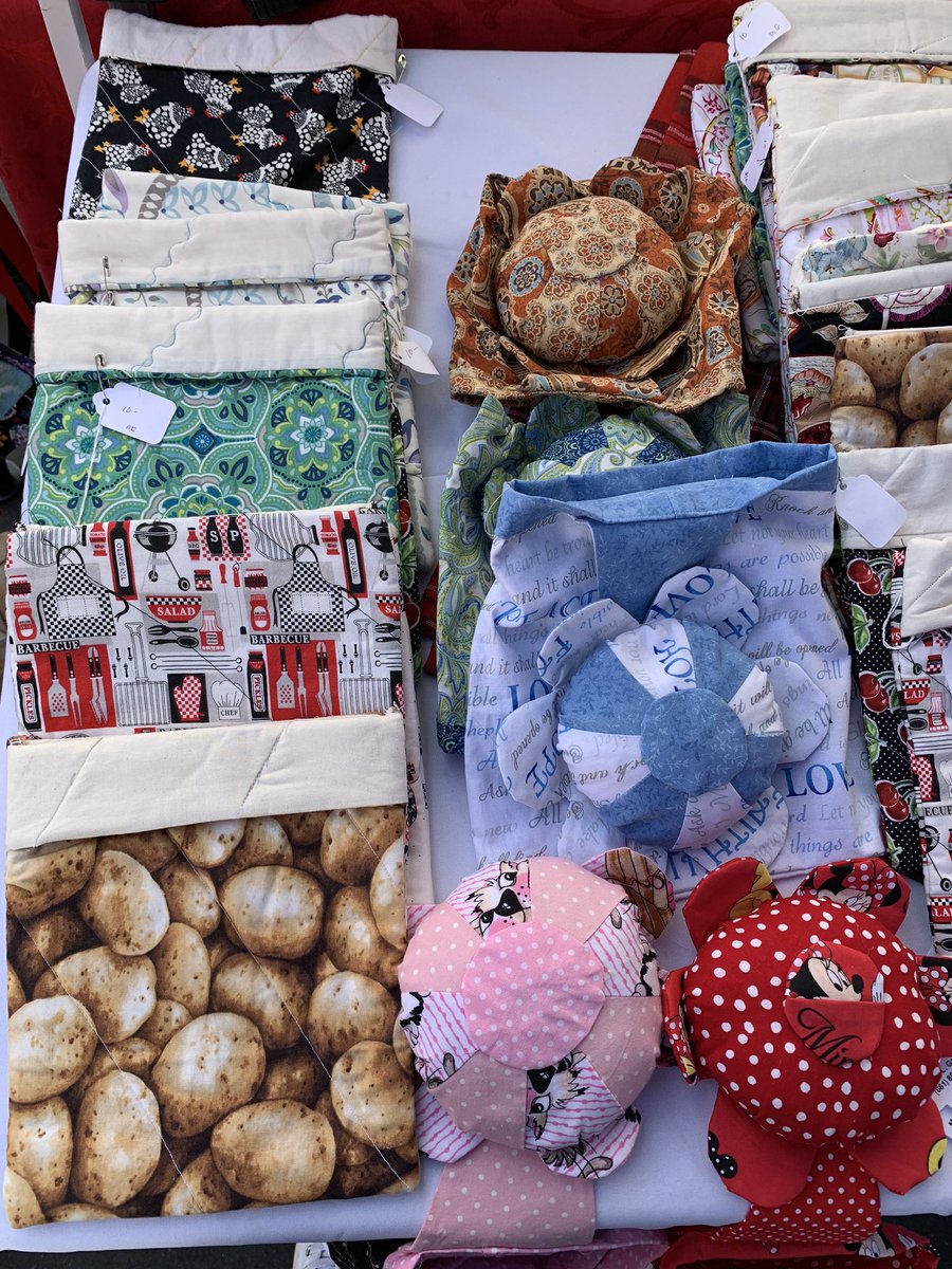 desthemess__'s tweet photo. Unique finds at the craft fair. #JourB1 #PopupNewsRoom https://t.co/xYbZ42oj6u
