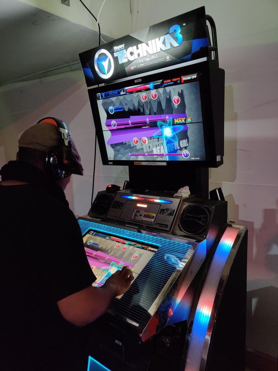 7Ten's tweet photo. Check out this setup! Everything on freeplay! #London #ManorHouse #ExFed #DJMax #Arcade @MasterHarlequin @IASpiral @edandersen @LMA05AM https://t.co/bA29SYp3Aq