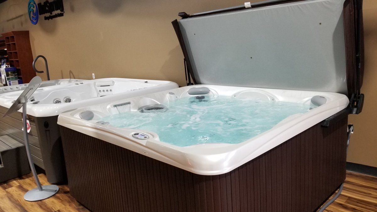 SpringUtah's tweet image. Wet testing a hot tub is a great way for you to know that you&apos;re getting the perfect fit for you and your family. Grab your bathing suits and come see which Hot Spring Spa is the right one for you.

@HotSpringSpas  #WetTest #Soak #FeelTheSpace #FootRoom #JetPlacement #Seating