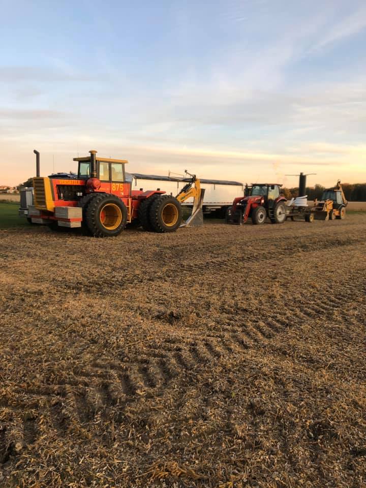 soilmaxdotcom's tweet photo. We're coming in hot with another Friday Feature. Craig Smith isn't messing around. He's got all his Soil-Max equipment ready to work for him. Anyone else have a great line-up of Soil-Max equipment? #harvest19 #fieldtile #soilmax #agtwitter https://t.co/5r714szYE1