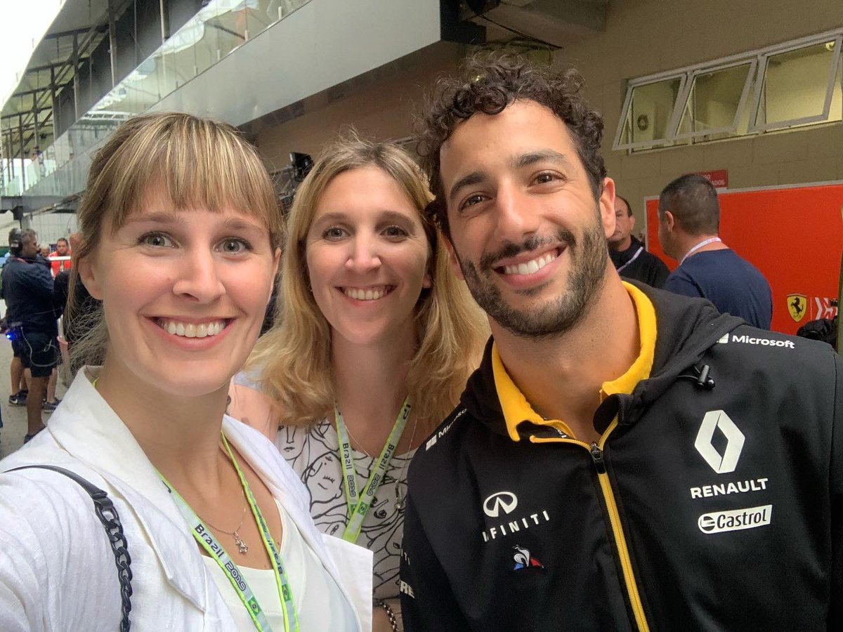 juliballario's tweet photo. Pongámosle ▶️ al modo cholulas del día! 🤩  Ayyyyyyyy! Que día!!!! Inolvidable #f1 #braziliangp #paddockf1 #gpbrasilf1 #gpbrasil https://t.co/ZhEBfYNJ0y