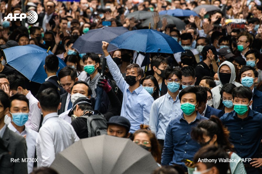 AFP's tweet photo. Driven by anger at the authorities' response to massive protests - and guilt that the burden of defending democracy has fallen on the city's youth - a white collar rebellion is rippling out across Hong Kong
https://t.co/KXhHu5nMPs https://t.co/DMRQMIYM2z