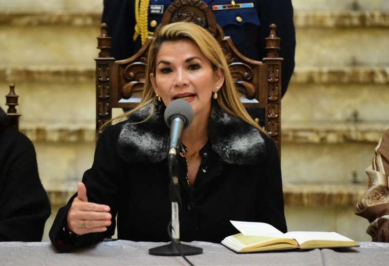 grupoeldeber's tweet photo. #Bolivia Presidenta @JeanineAnez a afines a Evo: “Si quieren volver al poder, ganen las elecciones” https://t.co/g3WFleRnn9 https://t.co/Y9gMmmiXsq