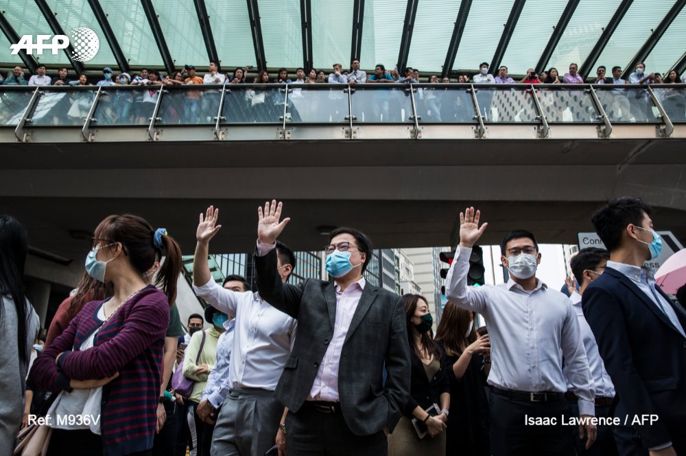 AFP's tweet photo. Driven by anger at the authorities' response to massive protests - and guilt that the burden of defending democracy has fallen on the city's youth - a white collar rebellion is rippling out across Hong Kong
https://t.co/KXhHu5nMPs https://t.co/DMRQMIYM2z