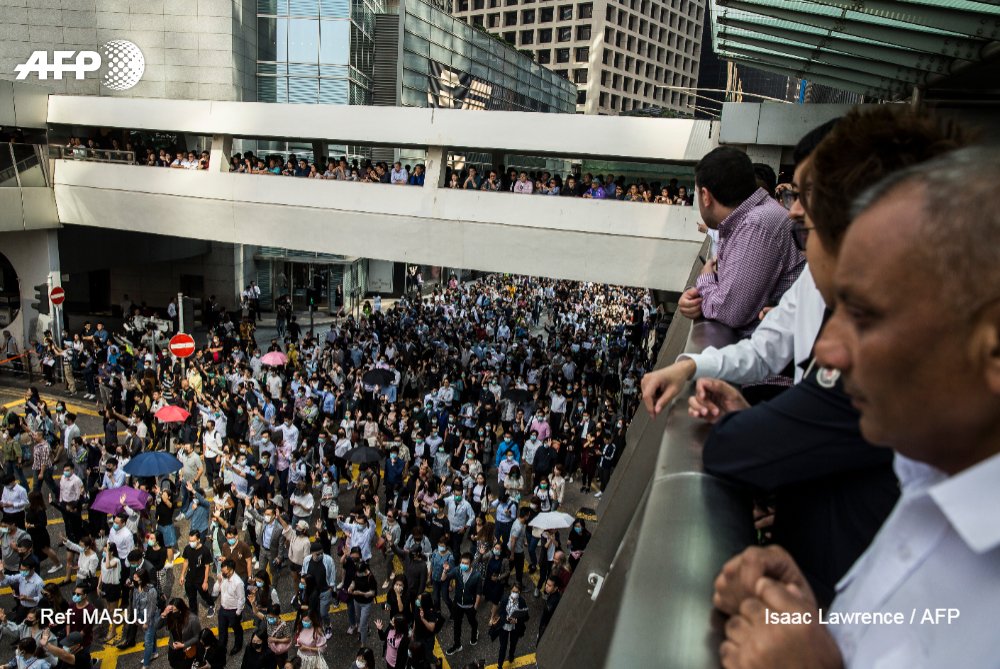 AFP's tweet photo. Driven by anger at the authorities' response to massive protests - and guilt that the burden of defending democracy has fallen on the city's youth - a white collar rebellion is rippling out across Hong Kong
https://t.co/KXhHu5nMPs https://t.co/DMRQMIYM2z