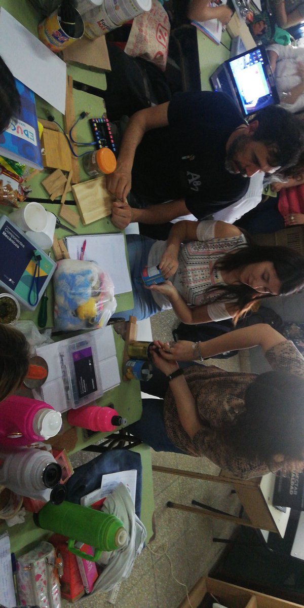 inciartee's tweet photo. En el curso de programación y robótica del @ciiebelgrano hacemos nuestros propios dispositivos #maker #robótica #programacion #motivacion https://t.co/xH5xEeBxVd