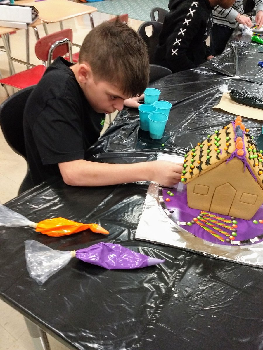 Mrsparadise4's tweet photo. Ready for Pittsburgh's 17th annual Gingerbread House Display! #WErTJ 
@Morganwjhsd @watermanPHMS @bmw8683 https://t.co/yXp765Uju4