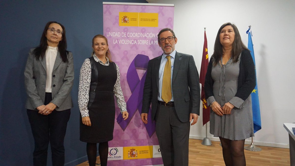 VicepresidenRM's tweet photo. Hoy la Dirección General de Mujer ha participado en las jornadas de trabajo sobre medidas y fondos del #PactodeEstado, donde a los representantes de los 45 ayuntamientos de la Región se les ha orientado sobre cómo financiar programas de erradicación de la violencia de género. https://t.co/yMLlwHMJSC