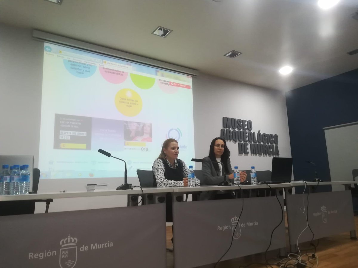 VicepresidenRM's tweet photo. Hoy la Dirección General de Mujer ha participado en las jornadas de trabajo sobre medidas y fondos del #PactodeEstado, donde a los representantes de los 45 ayuntamientos de la Región se les ha orientado sobre cómo financiar programas de erradicación de la violencia de género. https://t.co/yMLlwHMJSC