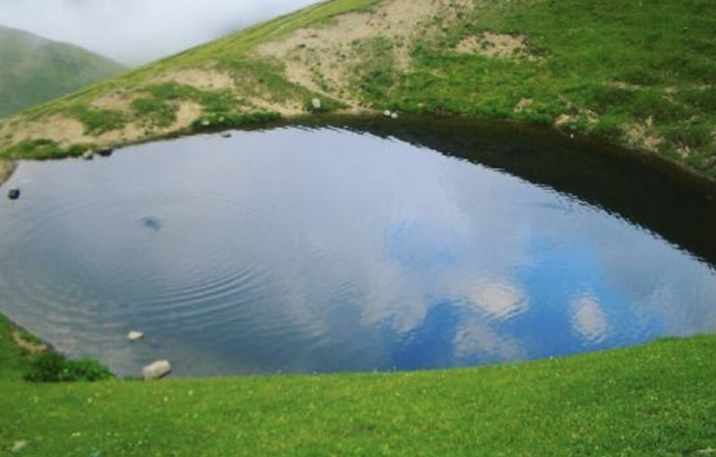 Dipsiz Göl;
Dipsiz bir akılsızlıkla
Dipsiz bir umursamazlıkla
Dipsiz bir rant hırsıyla
Dipsiz bir aymazlıkla
Dipsiz bir saygısızlıkla
Dipsiz bir şekilde yok edildi..
Dibiniz çıksın!..