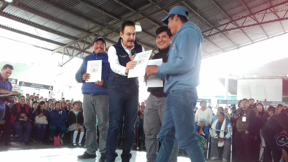 icathi's tweet photo. El Gobernador @omarfayad entregó constancias de #capacitación a los alumnos del curso de #BandasDeViento impartido por @icathihuejutla, durante la #AudienciaPública en #Huautla. #MeCapacitoAprendoyEmprendo https://t.co/7A82qoAlnD