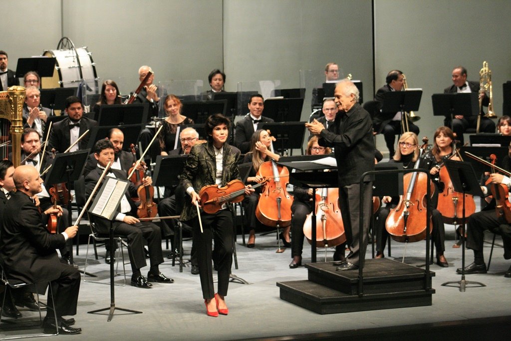 VillanuevaViola's tweet photo. Gracias MONTERREY ❤️🇲🇽💚 ayer fue una noche maravillosa, no olvidaré la cálida acogida 😍! Excelente la @OSUANL y un honor trabajar con el maestro #JorgeMester ayer fue nuestro último concierto juntos! https://t.co/kFjLuEVXLH