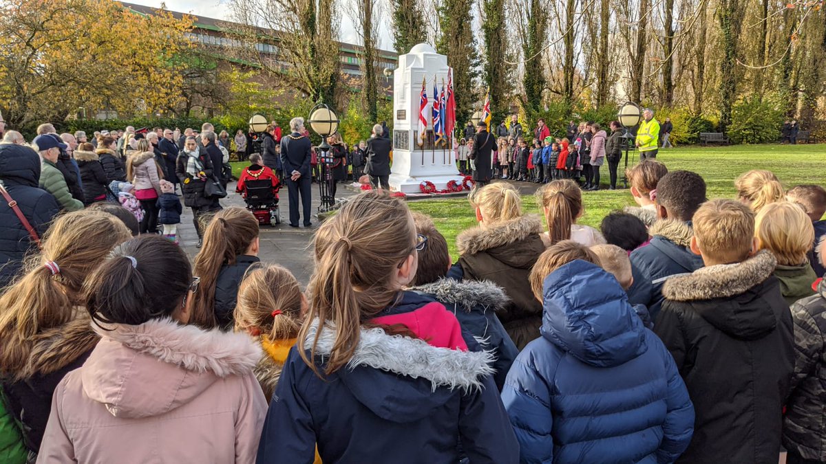 A poignant 2 minutes at the cenotaph. ❤️💭🎖️ #RemembranceDay2019