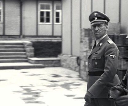 Hasta ese momento la defensa de los jerarcas nazis se ha basado en la obediencia y el cumplimiento de órdenes.Jerarcas como Ersnt Kalterbrunner, jefe de la Gestapo desde 1943, que elude toda responsabilidad, escudándose en la obediencia a Heinrich Himmler, ya muerto.