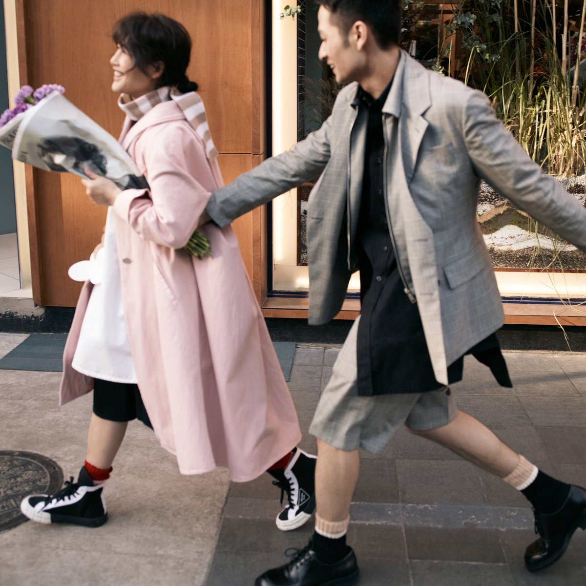 The anticipating and the unexpecting found the new #PradaResort20 campaign acting as wraps for their floral bouquets.Discover more via:https://tinyurl.com/w88n8at https://tinyurl.com/w47ab4z #Prada#PradaSeditiousSimplicity