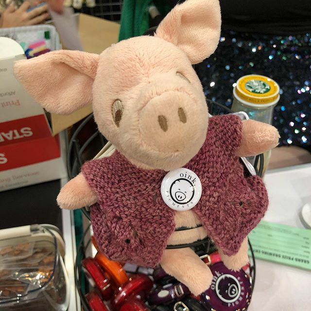 oinkpigments's tweet image. Look at this lovely lady sporting a comfy sweater. Come see her and help her find the QR code at booth 613/615 #stitchesscavenger #stitchessocal 
#OinkPigments #Ravelry #Knitter #Knitting #Knit #KnittersOfInstagram #Crochet #Crocheted #Crocheter  #Croche… ift.tt/2CM9nNN