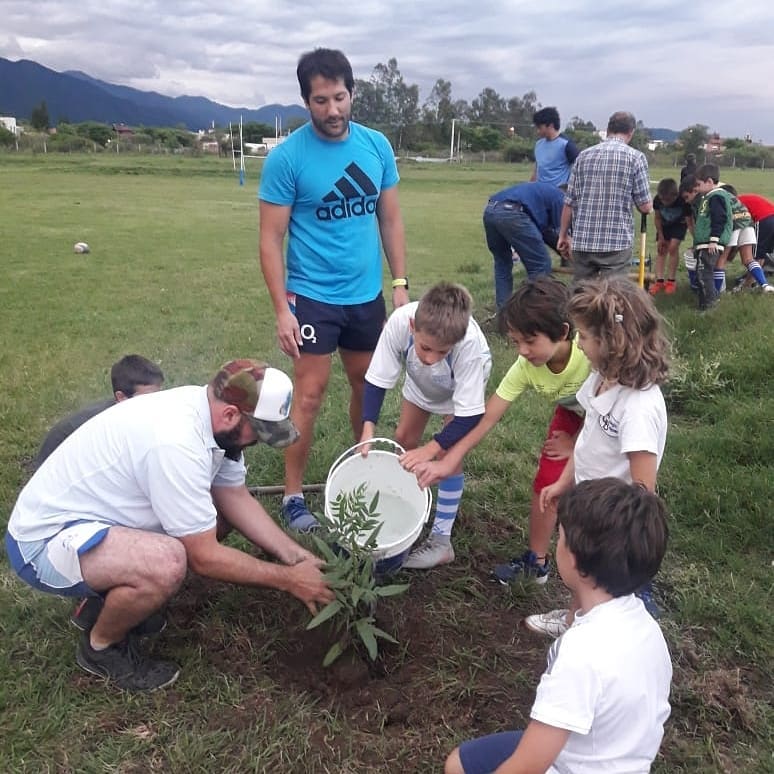 norterugby's tweet photo. #Rugby #GyT #RugbyInfantil 🏉
Los #Albitos de M7, M8 y M10 plantaron 45 🌳 arbolitos, ellos dejaron una huella 👣 en el club, vos también podes dejar la tuya 👏👏👏 https://t.co/u4045Z1hlo