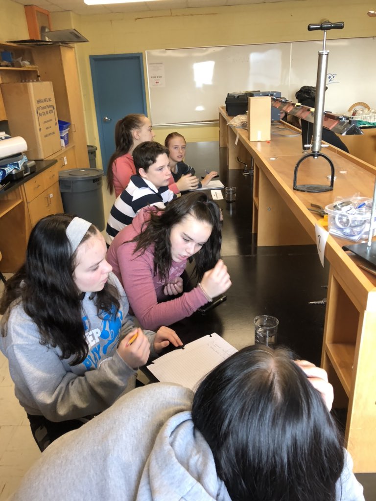 jasmine_brazil's tweet image. Our CSI investigators hard at work trying to find Fred’s killer! @smrhbellisland #smrhislanderpride #makesciencefun #handsonscience