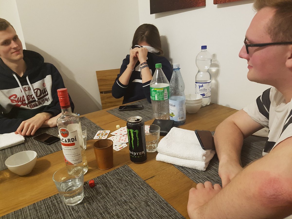 Abendliches Meeting für unsere Games gegen Irgendwen in Dresden! Man beachte auch die Frau!

Morgen 13:00 Uhr auf twitch.tv/dresdenzockt