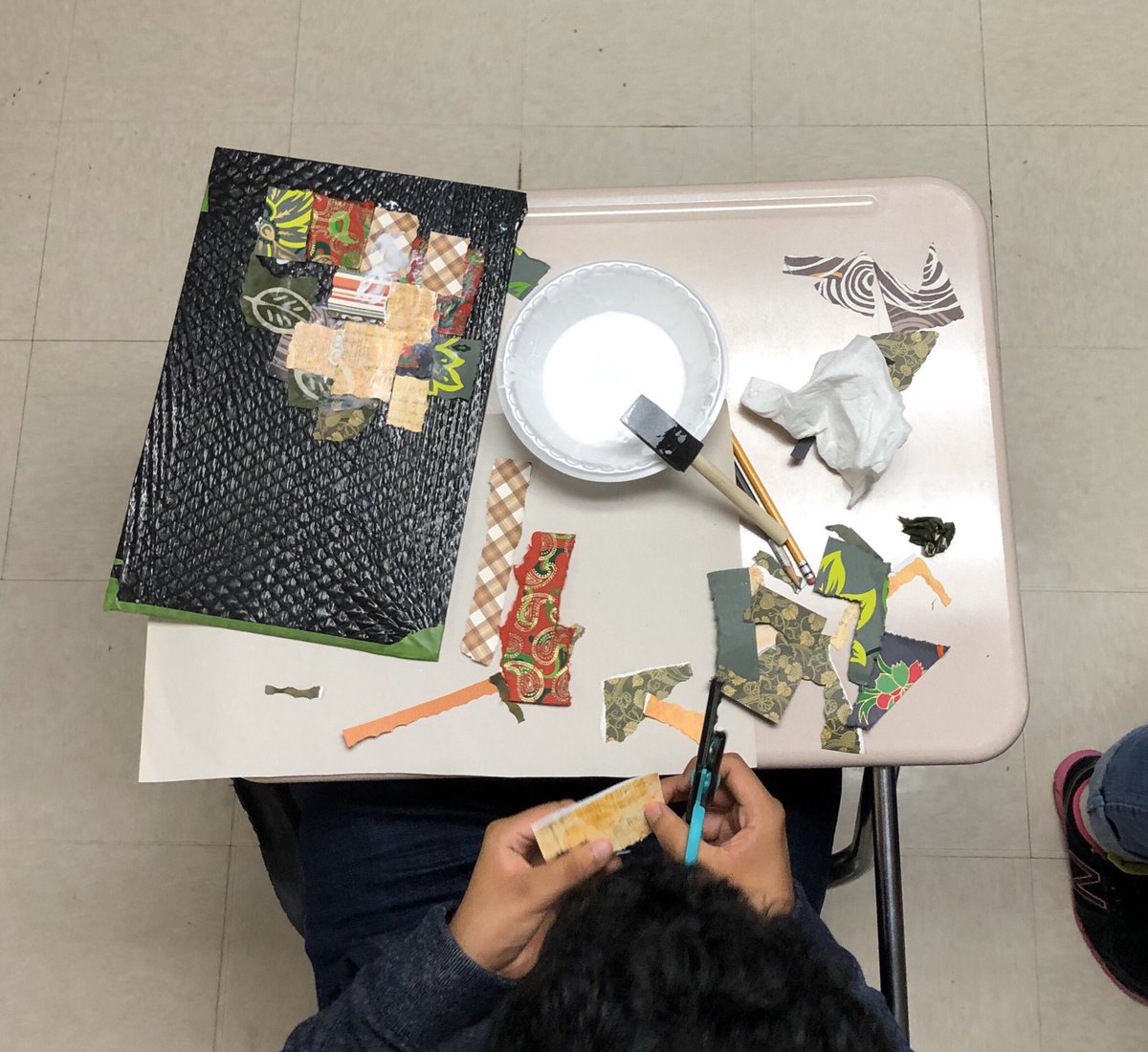 braly_b's tweet photo. My kids had the opportunity to team up with Art 4 All for the next few weeks. I enjoyed watching their creativity to come to light. Excited to see the finished product...a quilt! #wearedeland https://t.co/YXFmLB7znH