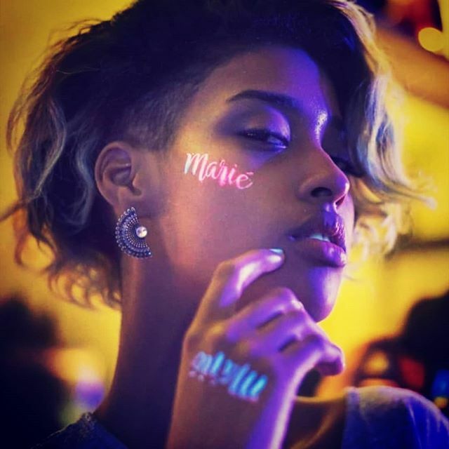 fluogram's tweet photo. @fluogramcuba #fluogram #luznegra #tintainvisible #guapa https://t.co/9UG8wMnBMj https://t.co/HZFMduEeI7