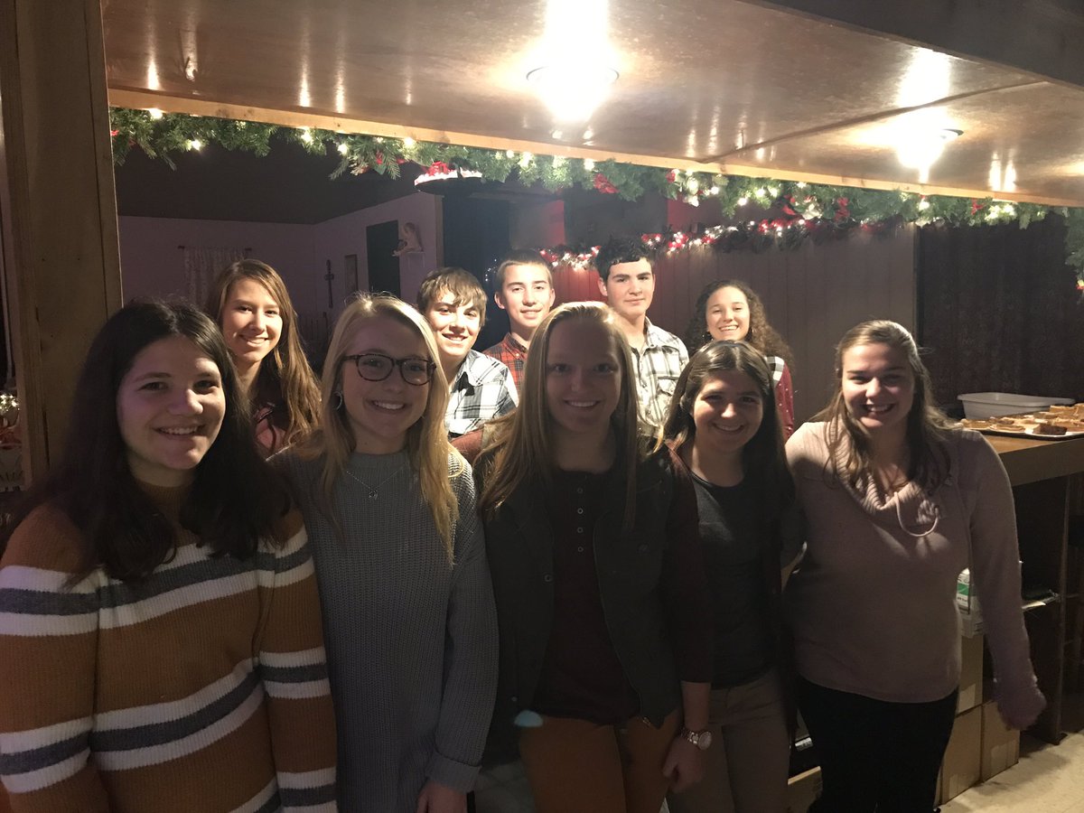 stpeterstjoecyo's tweet photo. Awesome crew of young adults ready to serve supper at the St. Anthony Dinner Theatre! #communityservice #cyo #catholicleaders https://t.co/LXI6M0GhBC