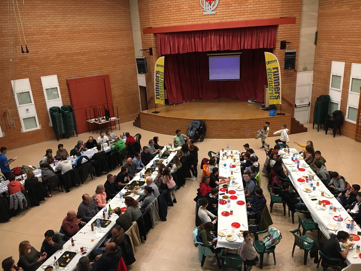 Pausasa3's tweet photo. Sopar de germanor del club @runelvendrell . #ElVendrell #BaixPenedès #somrunners https://t.co/9KABr6QkDu