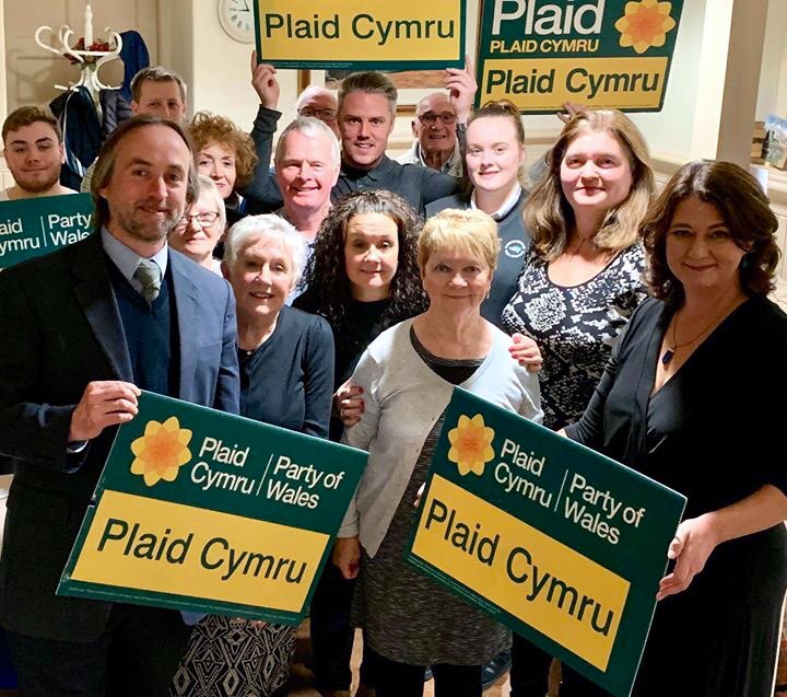 After our victory in the #Rhos by-election, Neath Westminster candidate @DanielGwydion headed over to #Brynaman to speak to residents and then up to #Glynneath to the fair and for a #PizzaandPolitics night. Thanks to @LeanneWood for her rousing endorsement of Daniel!  #NeathItsUs