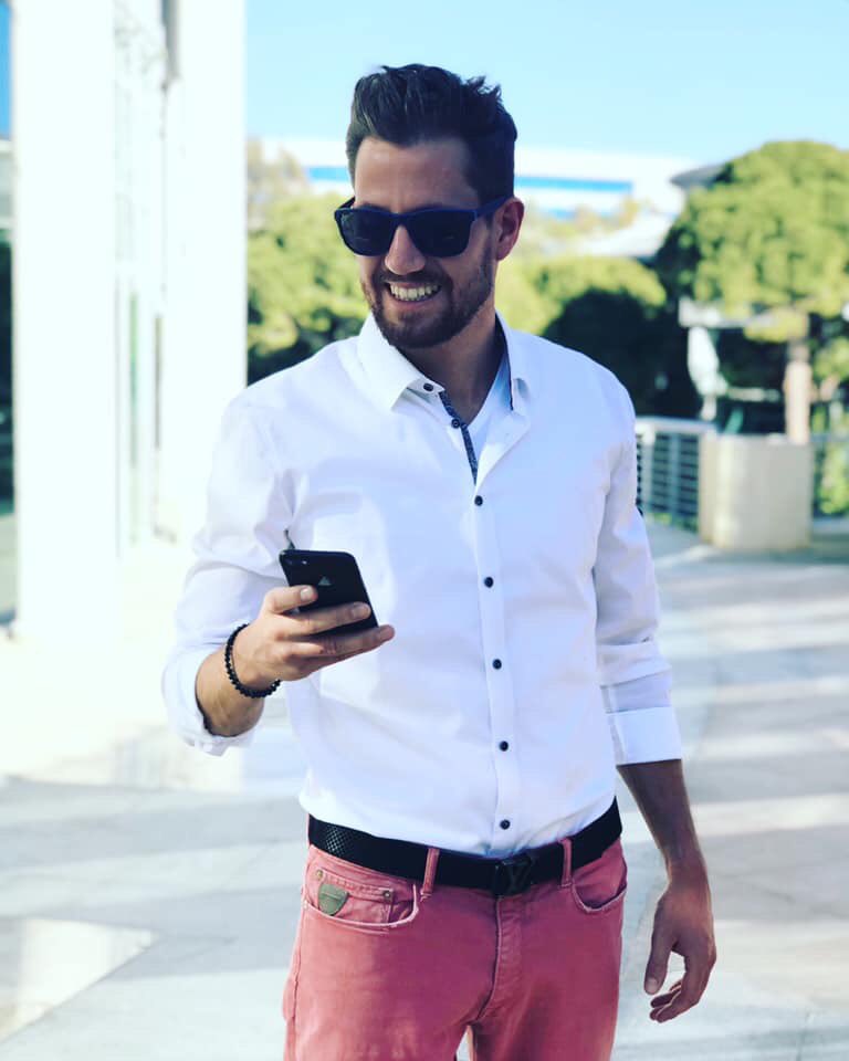 lorveric's tweet image. Le bonheur c’est être heureux, ce n’est faire croire aux autres qu’on l’est .