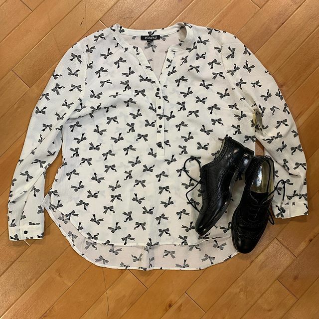 CMSpringfieldPa's tweet image. #bows #mkmagic

Fox &amp;amp; Ali top XL $9
152-4033
Michael Kors oxfords size 7.5 $20
111-6089 ♻️gently used resale♻️To purchase give us a call at 610-455-1500, send us a DM of this post with your PayPal email or stop in store before 9 pm! 🌈 🔥

Have designe… ift.tt/34YAvoK