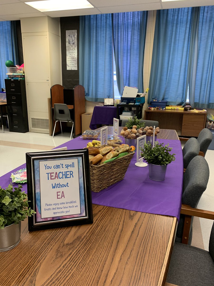 afaq_nadia's tweet photo. @AscensionHcdsb like every day when you walk in the SERT’s room to grab your walkie-talkie and you see this 🤩
Thank you! #amazingAscensionladies for the appreciation and kindness. This means a lot to us. ❤️ https://t.co/KggbaGaPAz