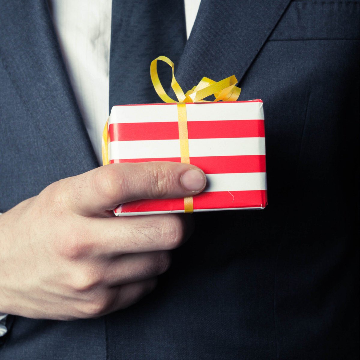 Tis the season for generosity and showing others our appreciation. Here are some pointers to make sure any present you give (or receive) follows proper business etiquette:
bit.ly/353SpX9

#GiftsfortheOffice #businessgifting #happyholidays