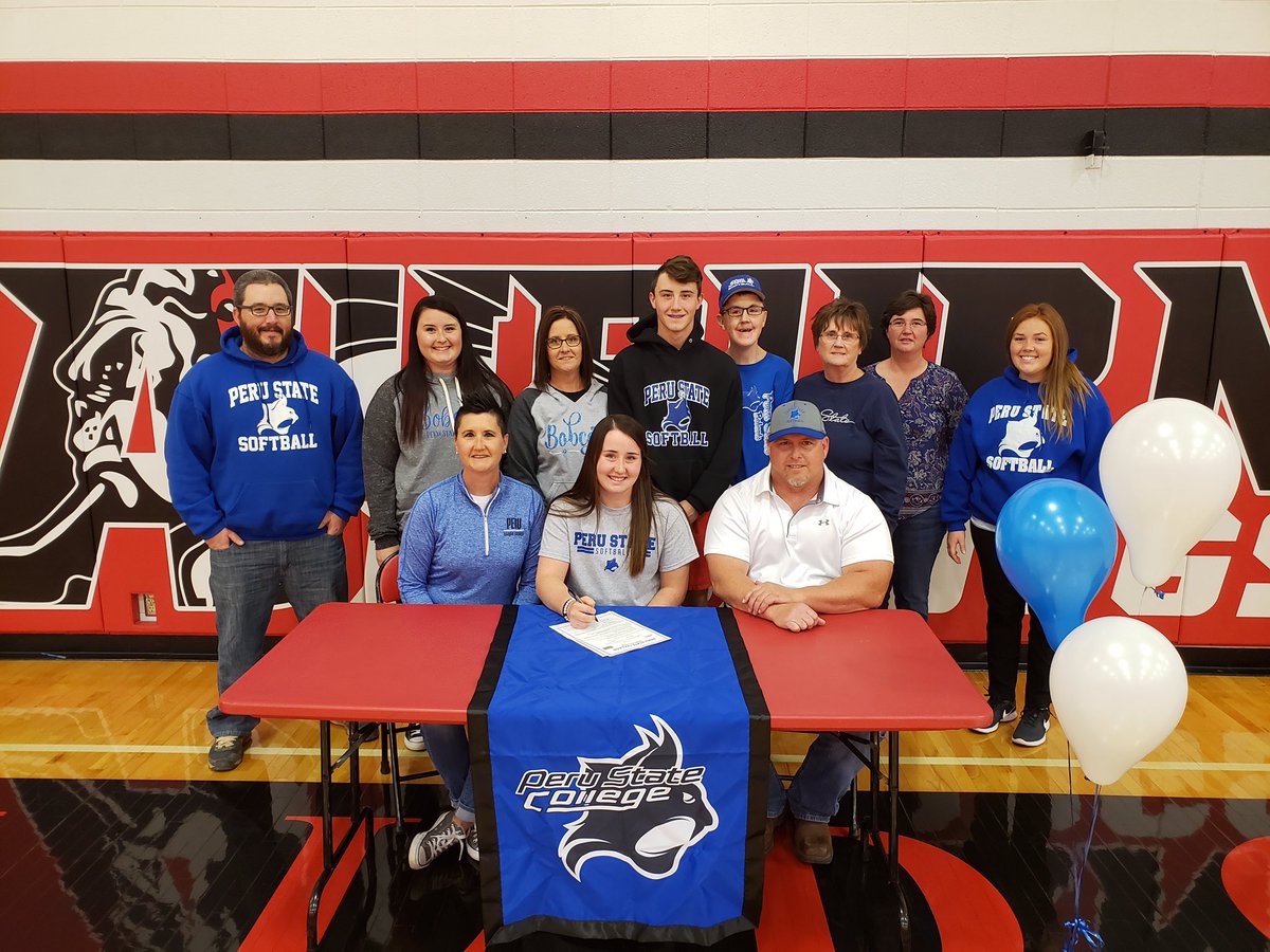 NeGirlsFPForum's tweet photo. 🖊🥎Signing! Congrats to Prodigy Easton Ybarra’s 2020 C/Util Maclaine Hug on signing your letter of intent to continue to play softball at Peru State.She will major in elementary ed with the goal of becoming a kindergarten teacher.
#PSCSoftball
#Signed
#ProdigyEastonPride https://t.co/mCPC7mCsGm