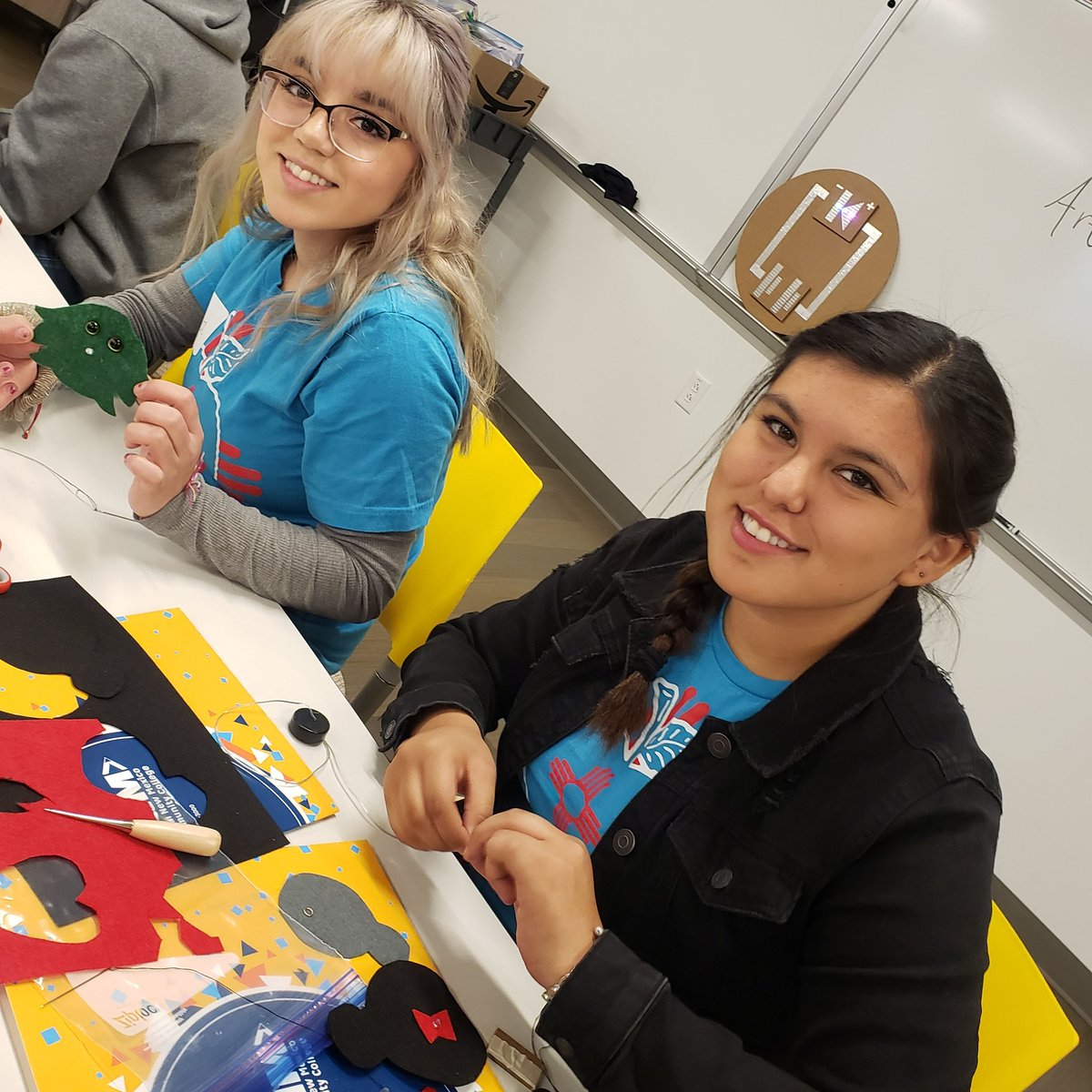 UriosteVenessa's tweet photo. Education day at CNM was a success! These future teachers learned about circuits, bilingualism and teaching with worms! #APSLZ2 #EdRisingNM2019 #AHAEdRising #APSProud @officialahapage https://t.co/gGHBwes62W