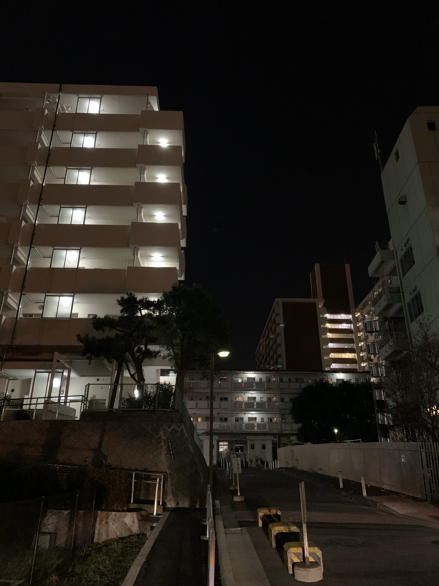 公団ウォーカー 照井啓太 品川八潮パークタウンの都営住宅エリアです 照明が所々電球色に取り替えられていました 八潮パークタウン 八潮団地 日本懐かし団地大全 T Co Migsrppfun Twitter