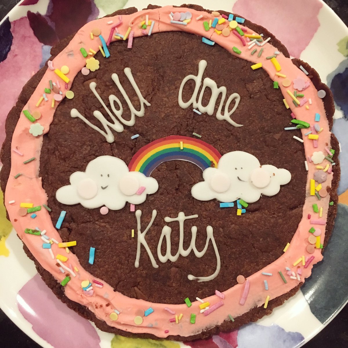 My friends sent me this giant cookie to celebrate my masters results and it may be the cutest thing that’s ever happened 😭 For those inevitably wondering, it was from @OohAahCookies @YumblesHQ 🍪