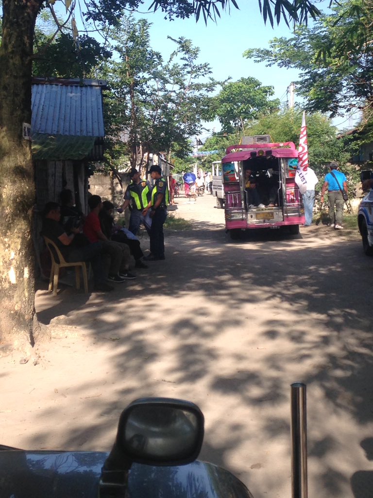 AnakbayanUST's tweet photo. Habang naghahanda ang caravan para sa ika-15 anibersaryo ng Hacienda Luisita massacre, dumaan ang police mobile upang tiktikan ang caravan.
#AFPPNPBackOff https://t.co/cdssjV3JLo