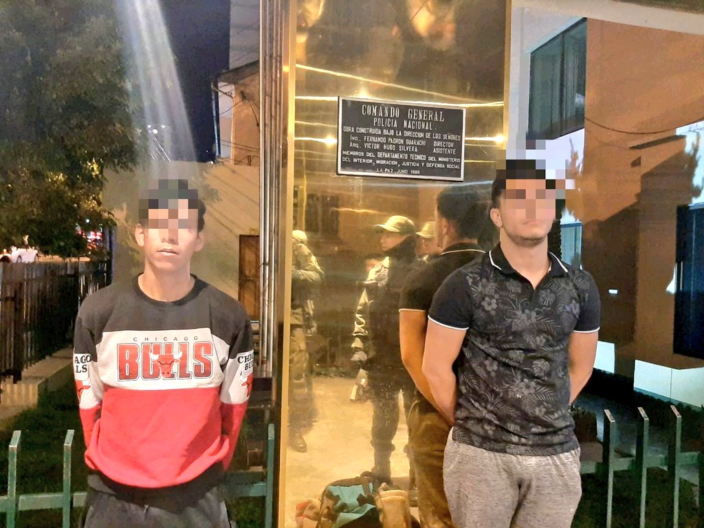 Pol_Boliviana's tweet photo. #UnidosPorBolivia
#LaPaz
A denuncia de vecinos de #SanJorge, procedimos con la captura de ciudadanos extranjeros que estarían hostigando a transeúntes para pedirles sumas de dinero, quienes se encontraban en posesion de armas blancas y navajas de afeitar. https://t.co/nnWmY6Ypg3